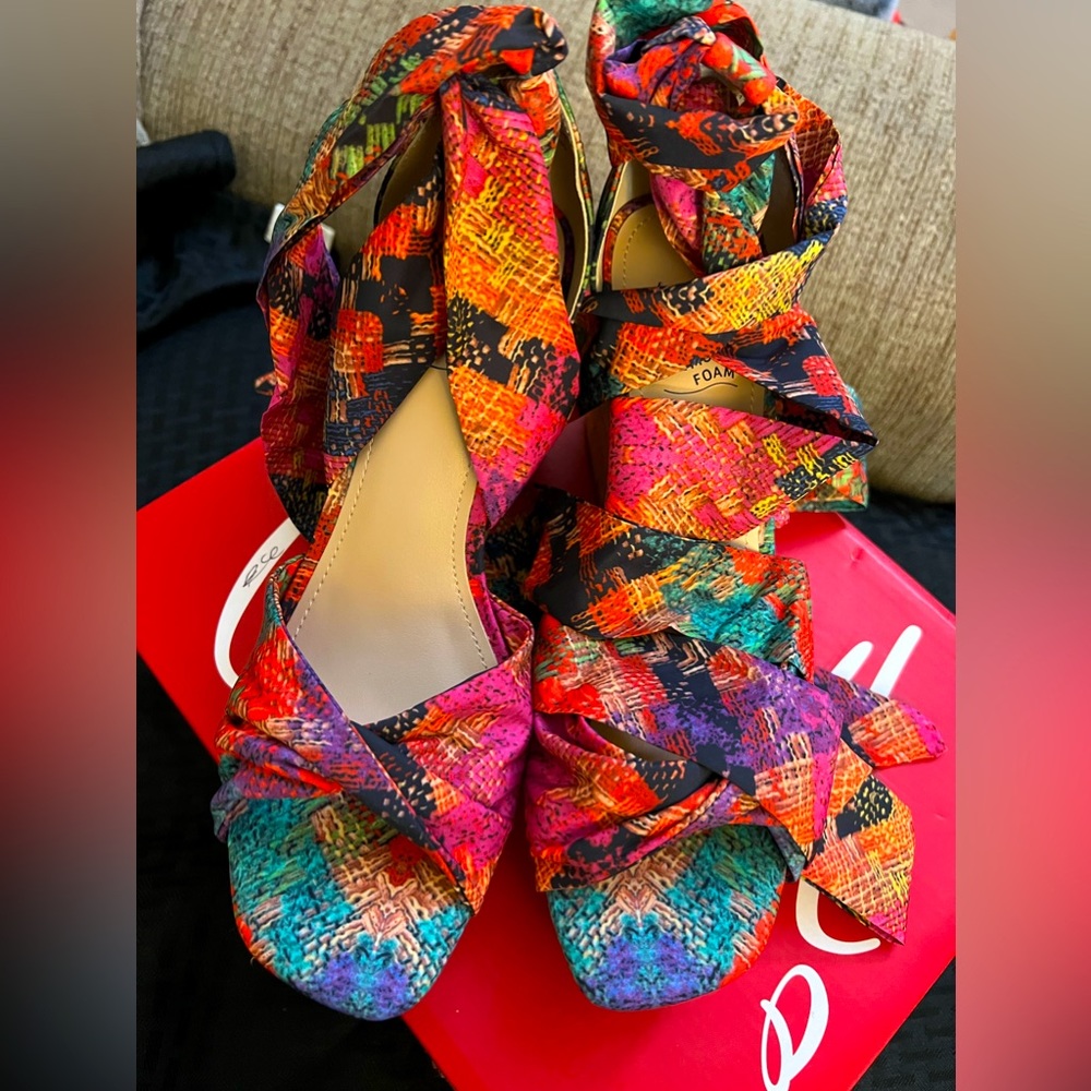 NWT- Size 7.5 multicolor memory foam Espidrille
